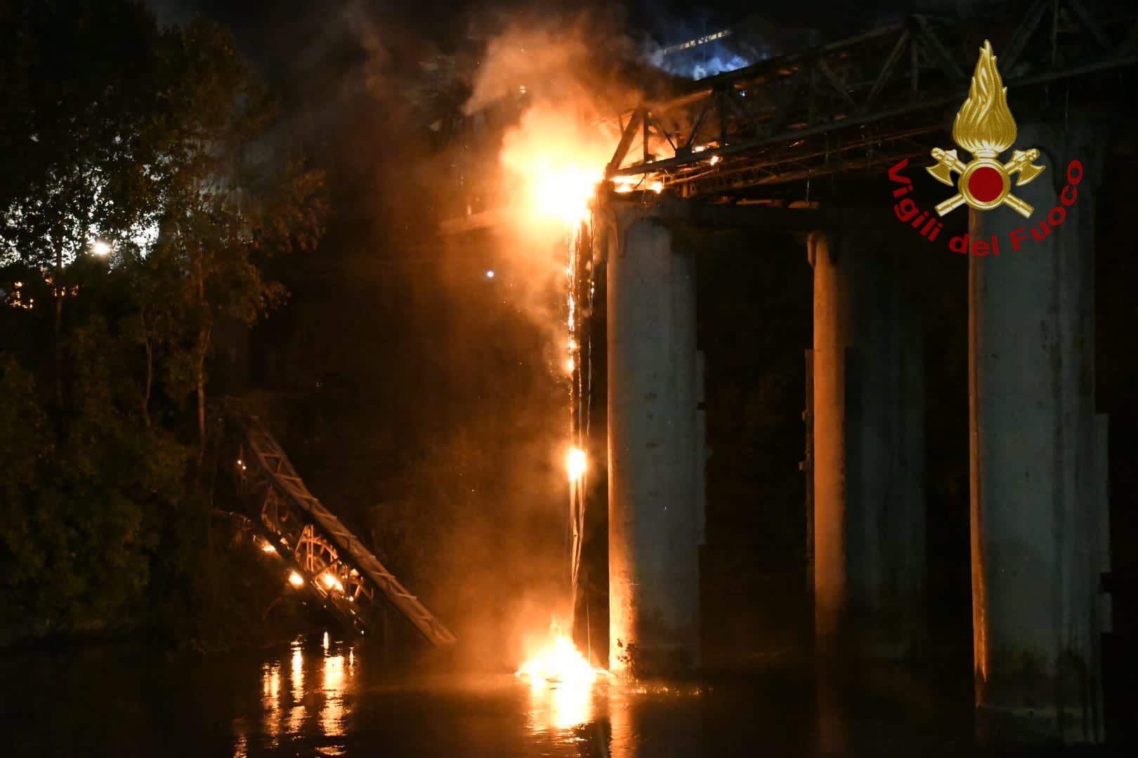 Roma, notte di fuoco per il Ponte dell’Industria ad Ostiense