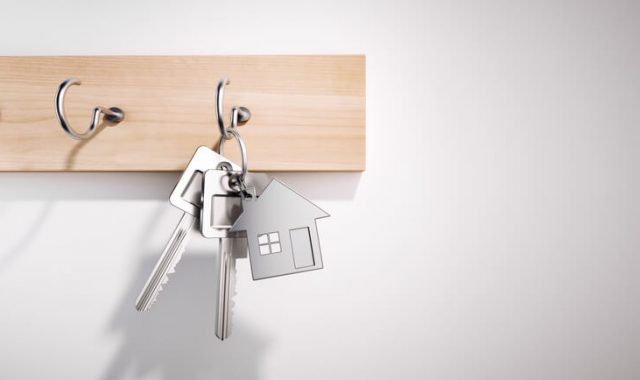 banca dati affitti brevi affittacamere vietati in condominio chiavi casa portachiavi argentato appeso