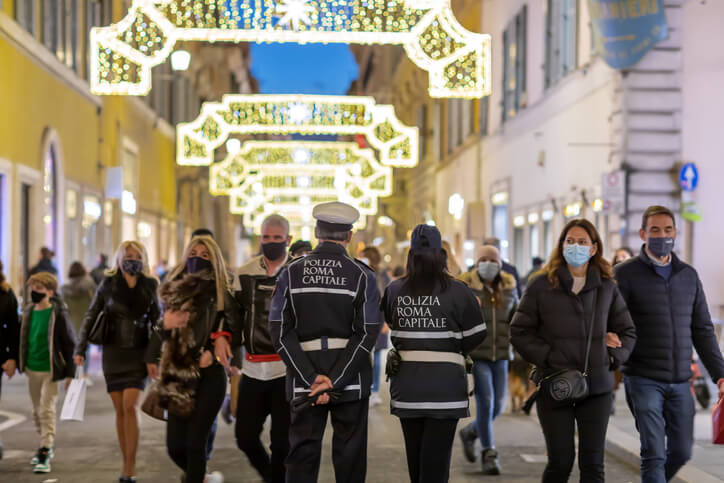 Covid, la nuova stretta di Natale per fermare la variante Omicron