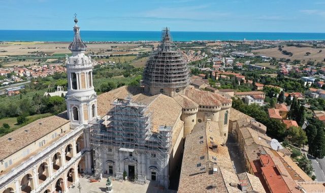 ponteggi edifici storici basilica loreto cielo