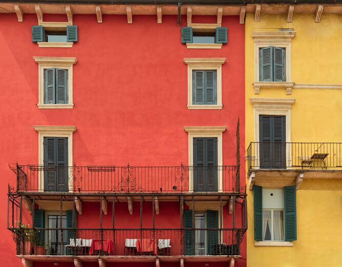 I balconi uniti o ampliati necessitano di permesso di costruire