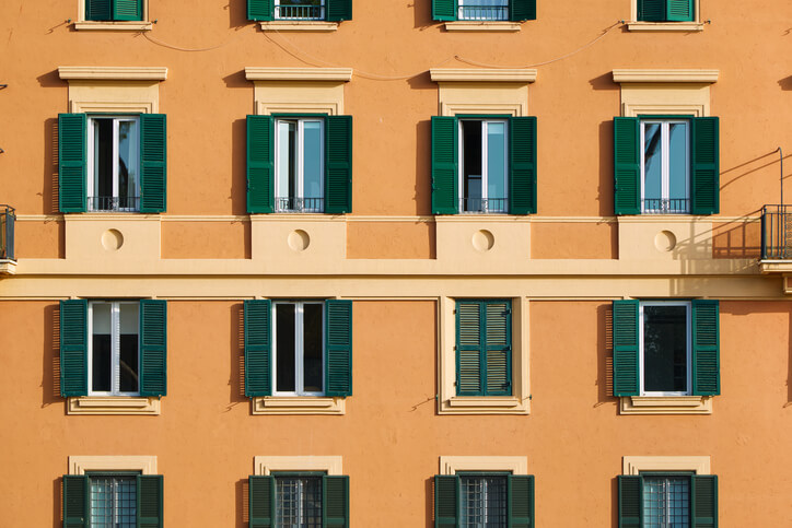 Abusi sulla facciata condominiale: quando scatta il risarcimento al condominio?