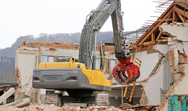 Ordine di demolizione senza contraddittorio fiscalizzazione dell'abuso edilizio gru demolisce edificio