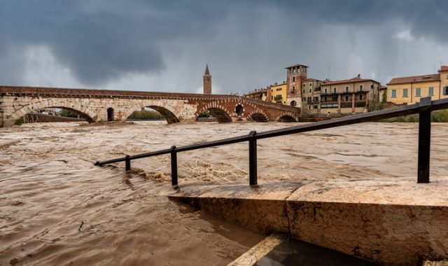 emergenza climatica fiume Adige in piena
