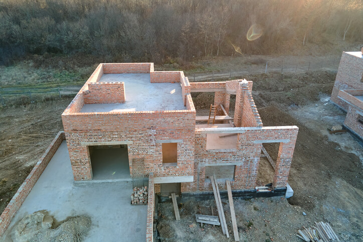 Ristrutturazione edilizia: senza legame con l’edificio preesistente scatta l’abuso