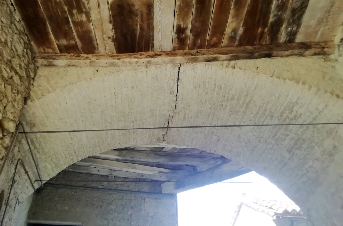 strutture spingenti arco dissesto