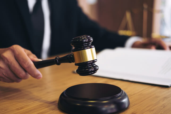 Abusi edilizi in condominio: quando la sanzione pecuniaria sostituisce la demolizione?