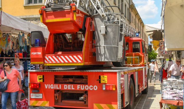 camion vigile del fuoco strada stretta