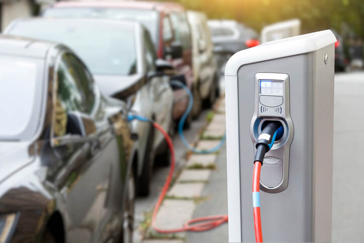 Via libera alla riforma della mobilità elettrica: in Ue colonnine auto ogni 60 Km