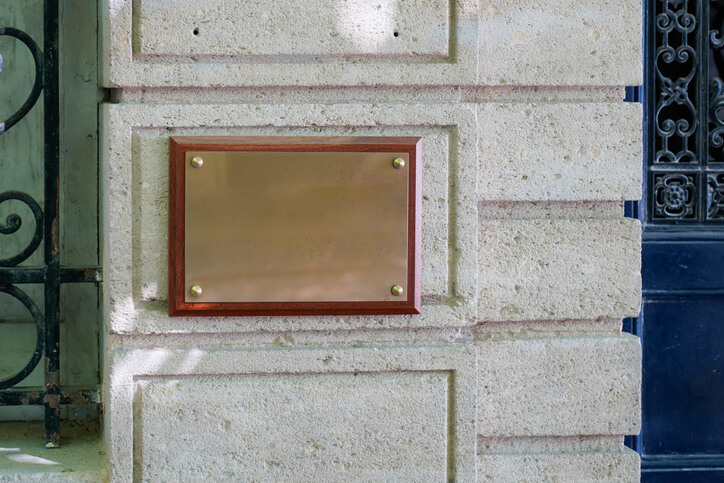 Non serve il permesso per installare insegne sul muro perimetrale del condominio