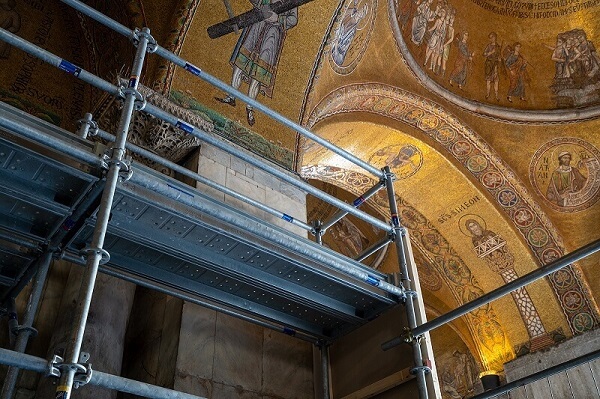 restauro basilica san marco ponteggio archi mosaici oro