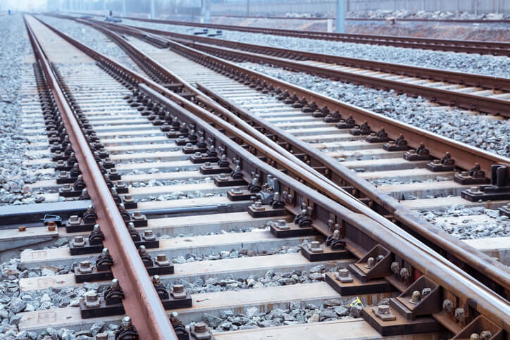 Dall’incidente ferroviario di Brandizzo alla reintroduzione dei subappalti a cascata: alcune considerazioni