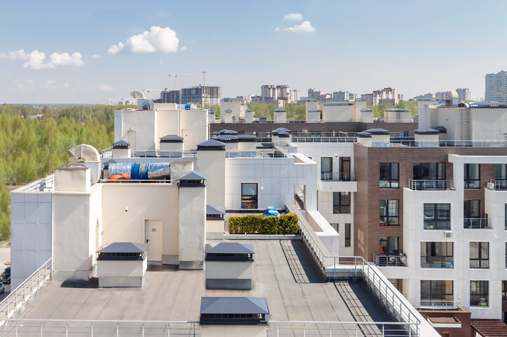 Infiltrazioni dalla terrazza a livello: se copre le parti comuni, la spesa grava su tutti i condòmini