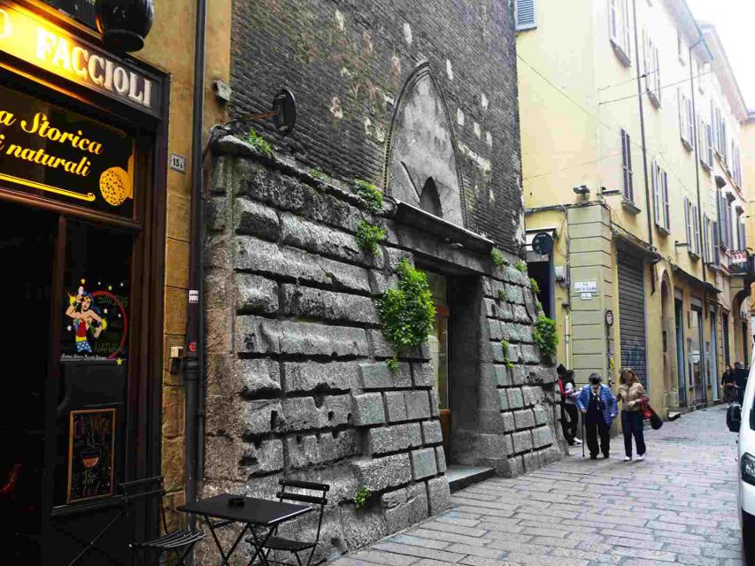 porzione basamento torre azzoguidi garisenda bologna