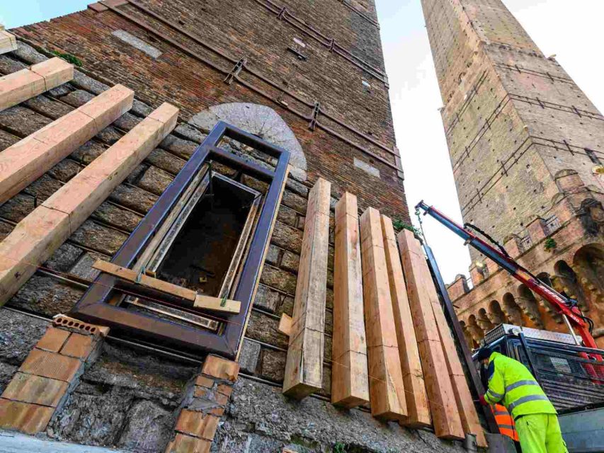 particolare basamento torre garisenda