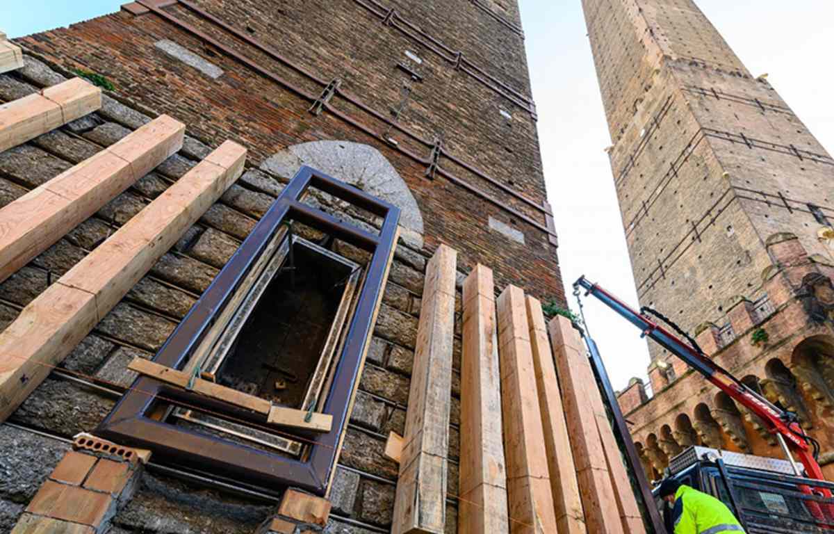 La Torre Garisenda a Bologna: anatomia di un monumento