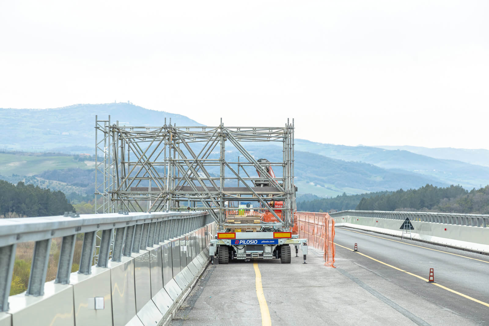 manutenzione delle barriere stradali carro ponte