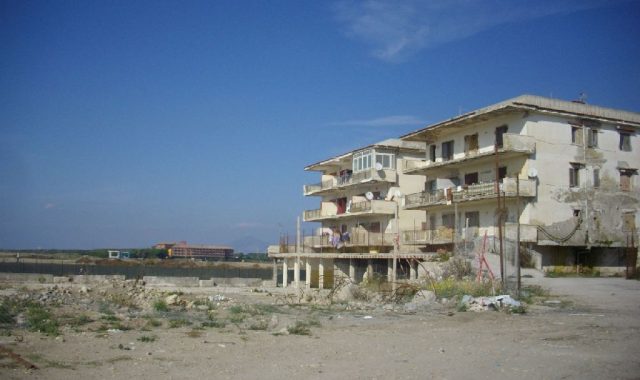 Condono in area sismica pluralità di abusi edilizi edificio cielo azzurro