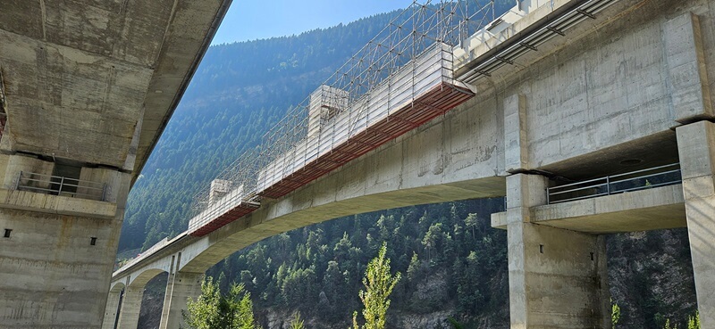 manutenzione del viadotto mont bardon montagne sole