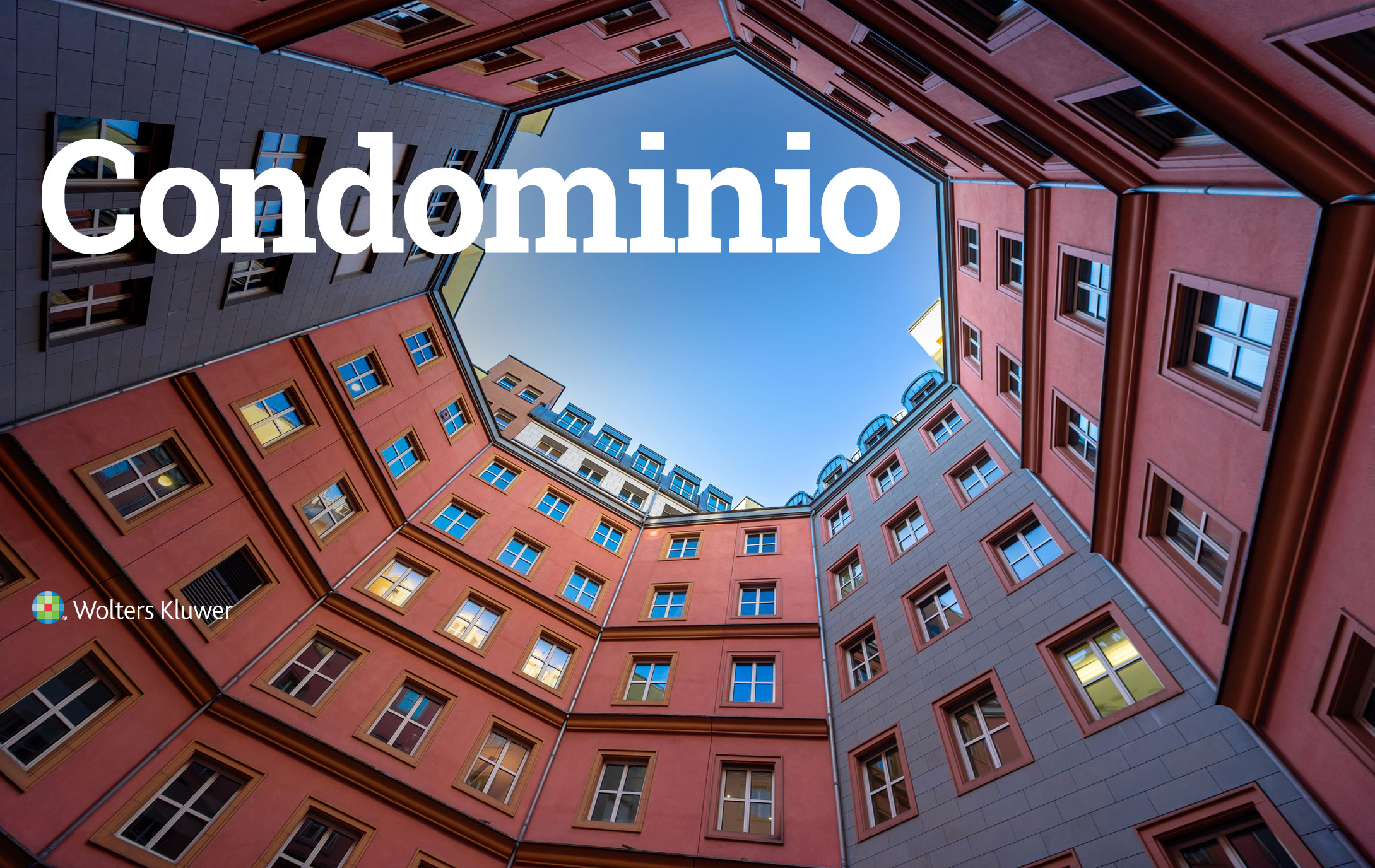 condominio piazza circolare presa dal basso con palazzi e finestre